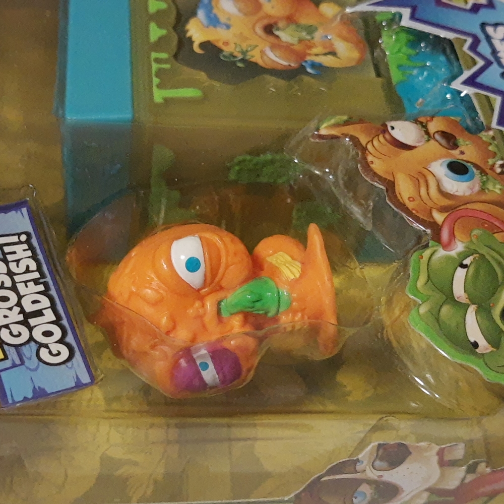 The Ugglys Pet Shop Series 1 Exclusive Gross Goldfish Collectible (Box Damage) - Picture 6 of 12